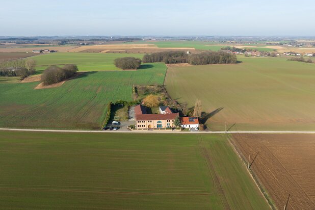 Rustig gelegen gerenoveerd landgoed op een domein van 7180m²