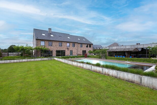 Exclusieve villa van 975m²  op een perceel van ca. 1,3 Ha