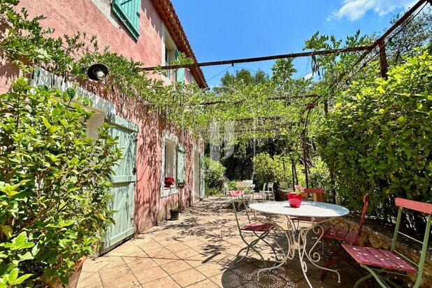 Warm house for sale in Aix en Provence, in nature, 10mn from the city center