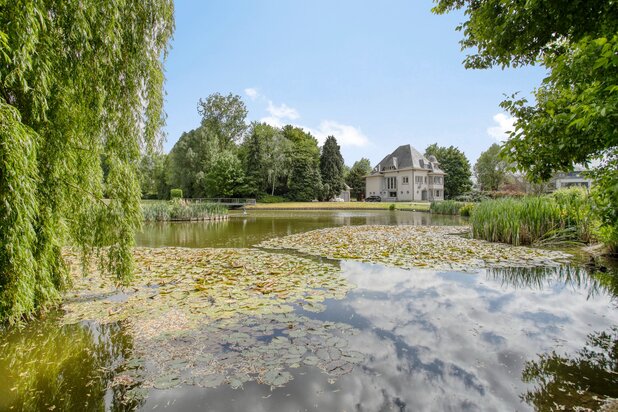 Prachtig gerenoveerde villa op 2Ha groen.