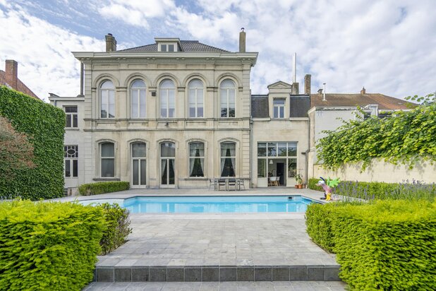 Riant en uniek herenhuis te koop in Menen!