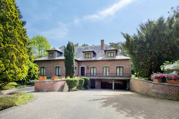 Charmante villa op een ruim bosrijk perceel te Maasmechelen