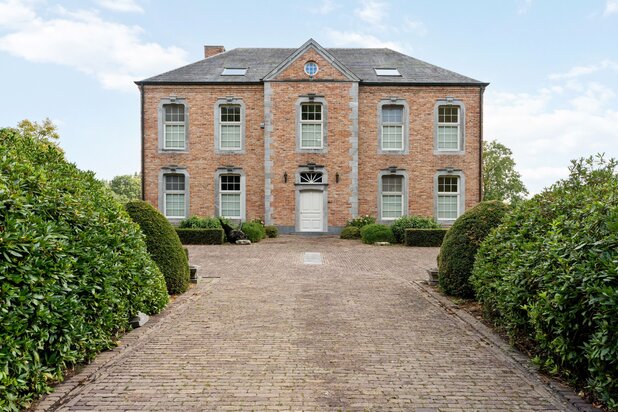 Unieke villa met mogelijkheden te Mol op 10.728 m²