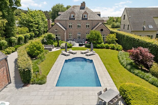 Luxueuze Manoir met oa. 4 slpks, 3 badks, verw. zwembad, groot bijgebouw op ca. 2.673 m².