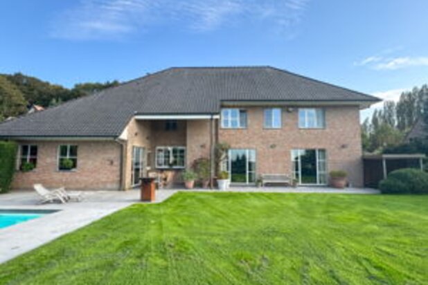 Exclusieve villa op 35a 89ca met 2 praktijken en verwarmd zwembad