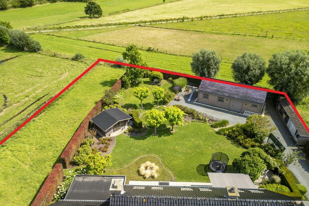 Statige open villa in woongebied met bijgebouw op ca. 2900m²