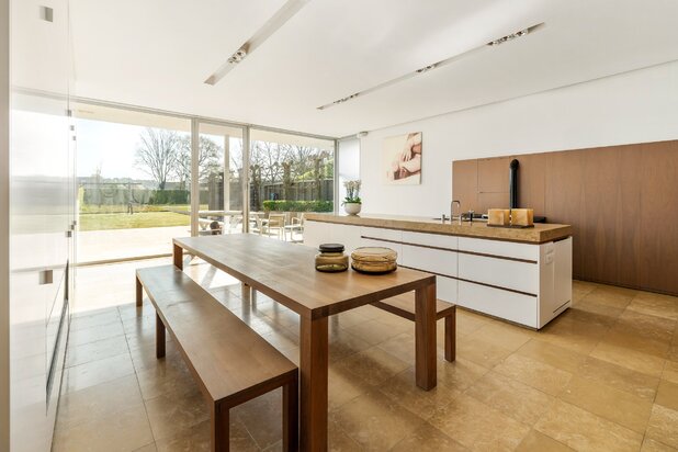 Strakke villa met buitenzwembad, wellness en kantoor/praktijk op 3.140 m² te Dessel