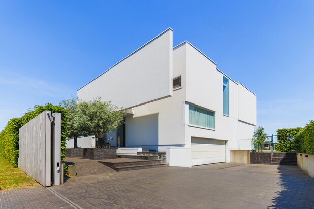 Modern kubisme met zwembad, wellness en muziekstudio