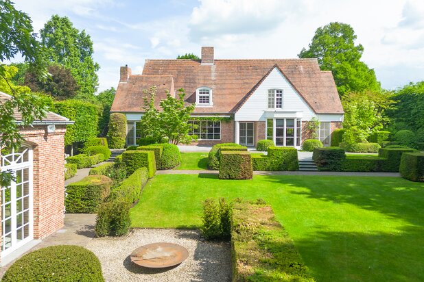 Tijdloze villa met riante tuin en binnenzwembad.
