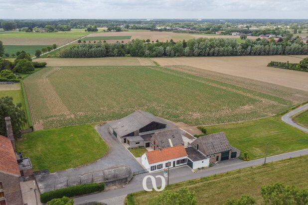Magnifique ferme située avec des terrains de plus de 3,5 hectares.