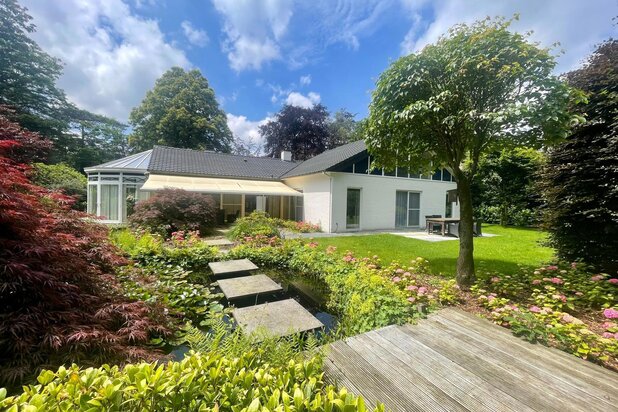 Gelijkvloerse fraaie villa met prachtige tuin op ca 1700m²