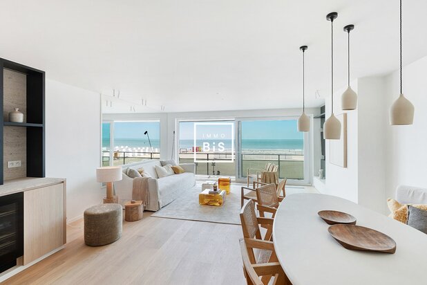 Zeedijk Zoute: Luxueus afgewerkt appartement met frontaal zeezicht en zeer groot zonneterras 