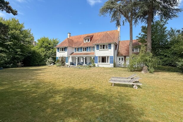 Villa de caractère avec un potentiel exceptionnel, au Zoute