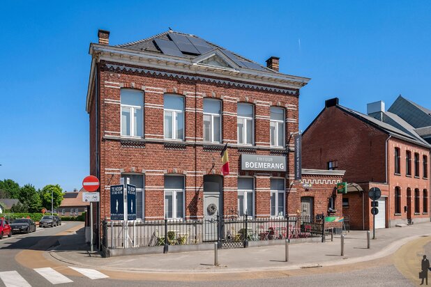 Karaktervol herenhuis met handelsruimte en 6 slaapkamers.