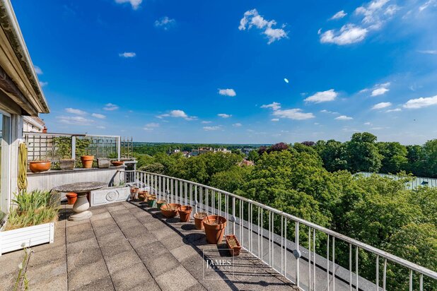 Un duplex penthouse face au Palais Stoclet