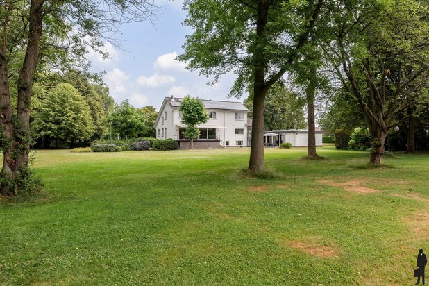 Villa met 5 slk, 3 badk en zwemvijver op 17.106m²