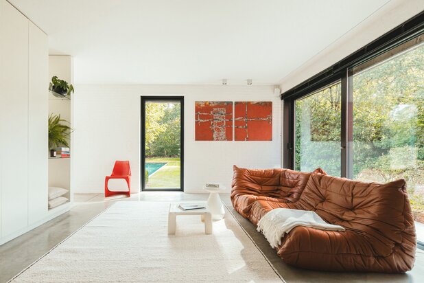 Brutalistische, duurzame villa met zwemvijver