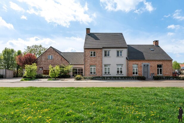 Karaktervolle villa met paardenstallen op 8.875m² in Retie