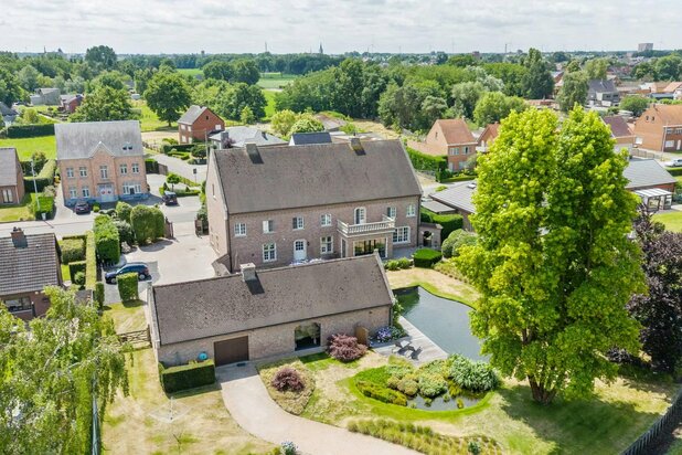 Villa met praktijkruimte en weilanden te koop in Geel