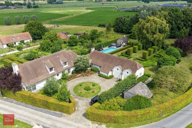 Ruime villa met zwembad en prachtige tuin