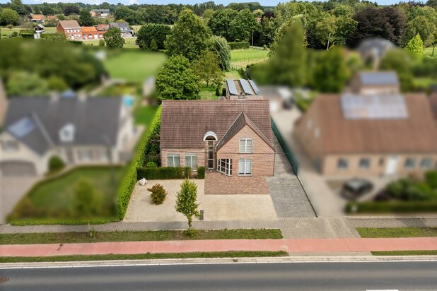 Centraal gelegen woning met grote garage te Gierle!