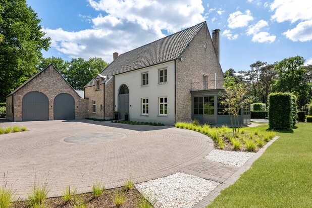 Schitterende luxe villa op uniek perceel van ca. 5.000 m²  tussen Sint-Job-in-'t-Goor en Schilde, vlak aan de golf van Rinkven!