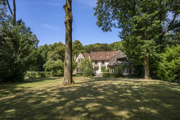 Karaktervolle villa met binnenzwembad in de 