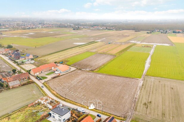 Prachtige villa in hoevestijl met bijgebouwen en graslanden op 89.070m²