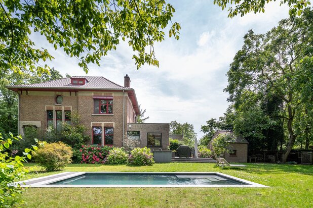 Unieke art-deco villa met prachtige tuin en verwarmd zwembad te Tildonk op een perceel van ca 30 are !