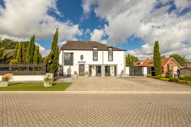 Luxueus gerenoveerde woning met praktijkruimte.