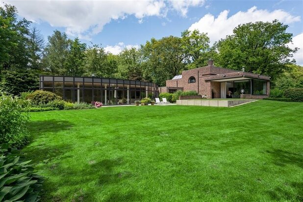 Uniek domein van ca. 8,7 Ha met post-modernistische villa