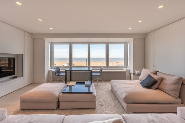 Schitterend hedendaags appartement met frontaal zeezicht, gelegen aan het Rubensplein en de winkels.