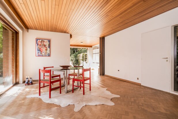 Rust en stijl: architecturale woning in een groene oase 