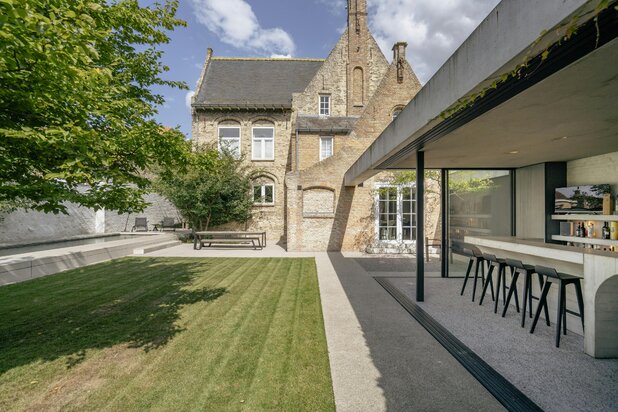 Luxueuze herenwoning met 5 slaapkamers en zwembad.