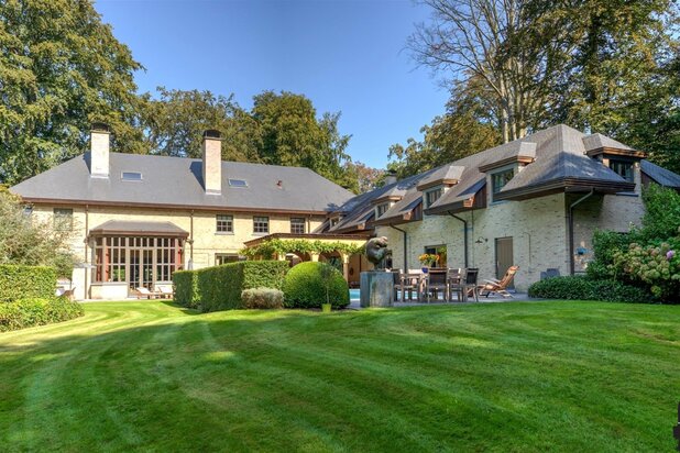 Markante villa op ca. 1 Ha. grens Brasschaat/Kapellen!