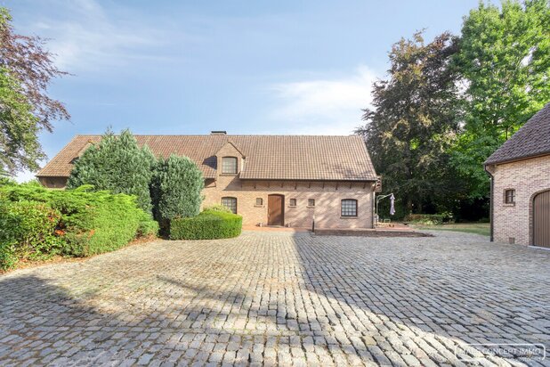 Authentieke hoeve te koop in Anzegem – omringd door 1,6 hectare groen