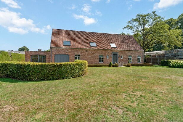 Heropgebouwde langgevelhoeve met bijgebouw op perceel van 4.504m² te Herentals!