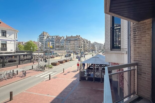 Ruim HOEKAPPARTEMENT met groot terras, op de Lippenslaan...