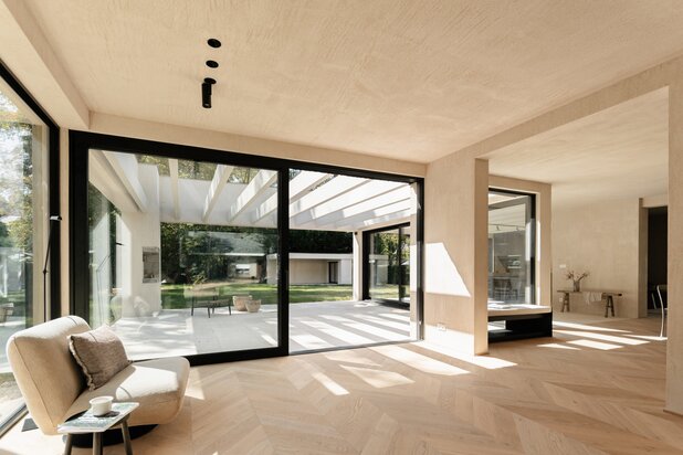 Top notch afgewerkte architecturale villa in het groen