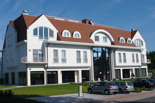 Duplex penthouse ( 279 m2 ) + extra bureelruimte  ( 77 m2 ) op gelijkvloers uitkijkend op de tuin 