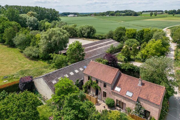 Propriété équestre familiale disposant d’une piste intérieure et extérieure, de 15 boxes, un paddock, deux prairies et une habitation 