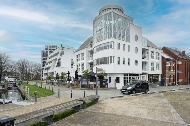 Penthouse de 300 m² avec plusieurs terrasses dans un emplacement de choix offrant une vue fantastique sur le canal.