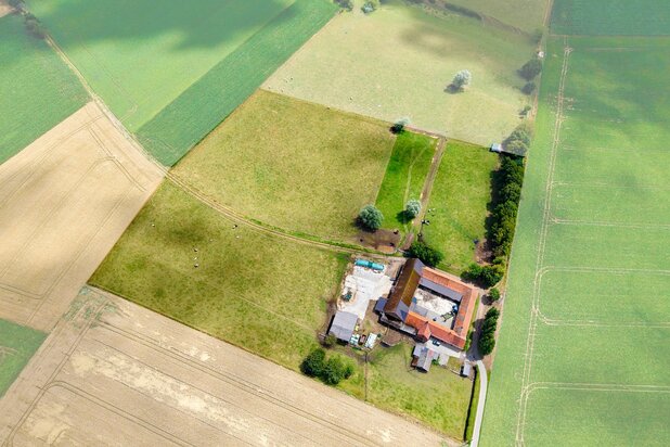 Te koop, uiterst rustig gelegen vierkantshoeve op 4 hectare te Maarkedal