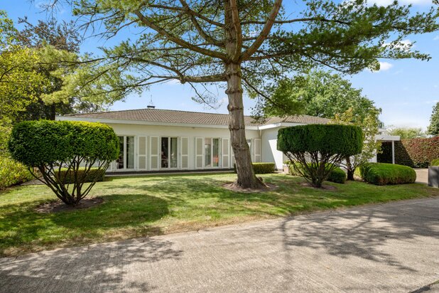 VERKOCHT ! Rustig gelegen knappe woning zuid georiënteerd ! 