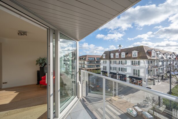 Apartment on the Kustlaan in Knokke le Zoute with 3 bedrooms