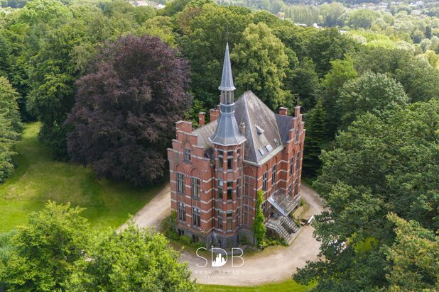 Prachtig kasteel met omringend park, weilanden en stalgebouw op circa 5hectare