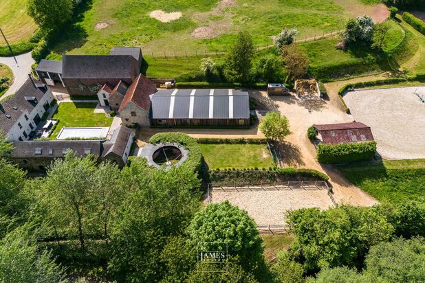 Feluy-Nivelles: boerderij volledig gerenoveerd met ruiterfaciliteiten en weiden