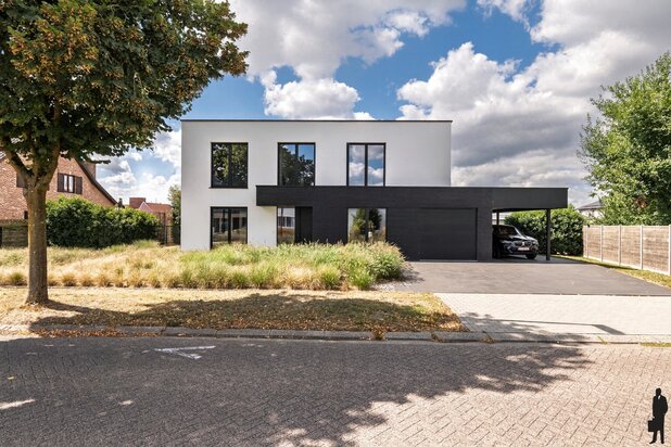 Villa met 4slks, 2bdks en verwarmd zwembad op 1200 m²