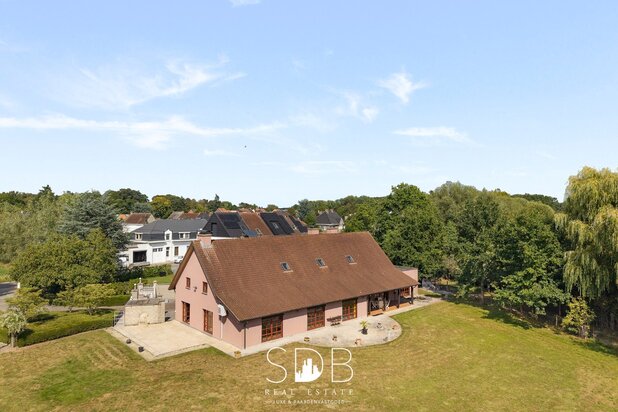 Hedendaagse villa met gezinstuin en graslanden op 7.496m²