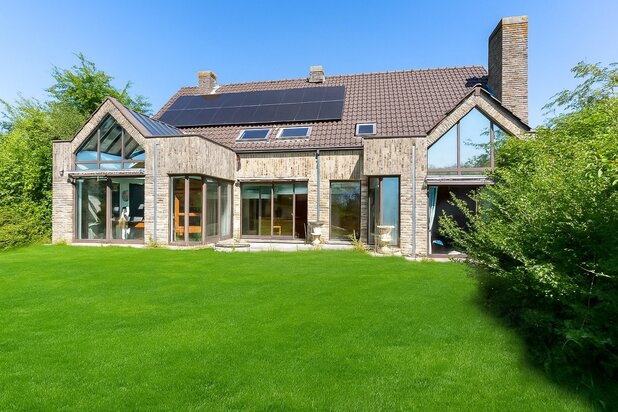 Villa érigée sur 1644m², garage 5 voitures, superbes volumes, au Bois-Fichaux ! 